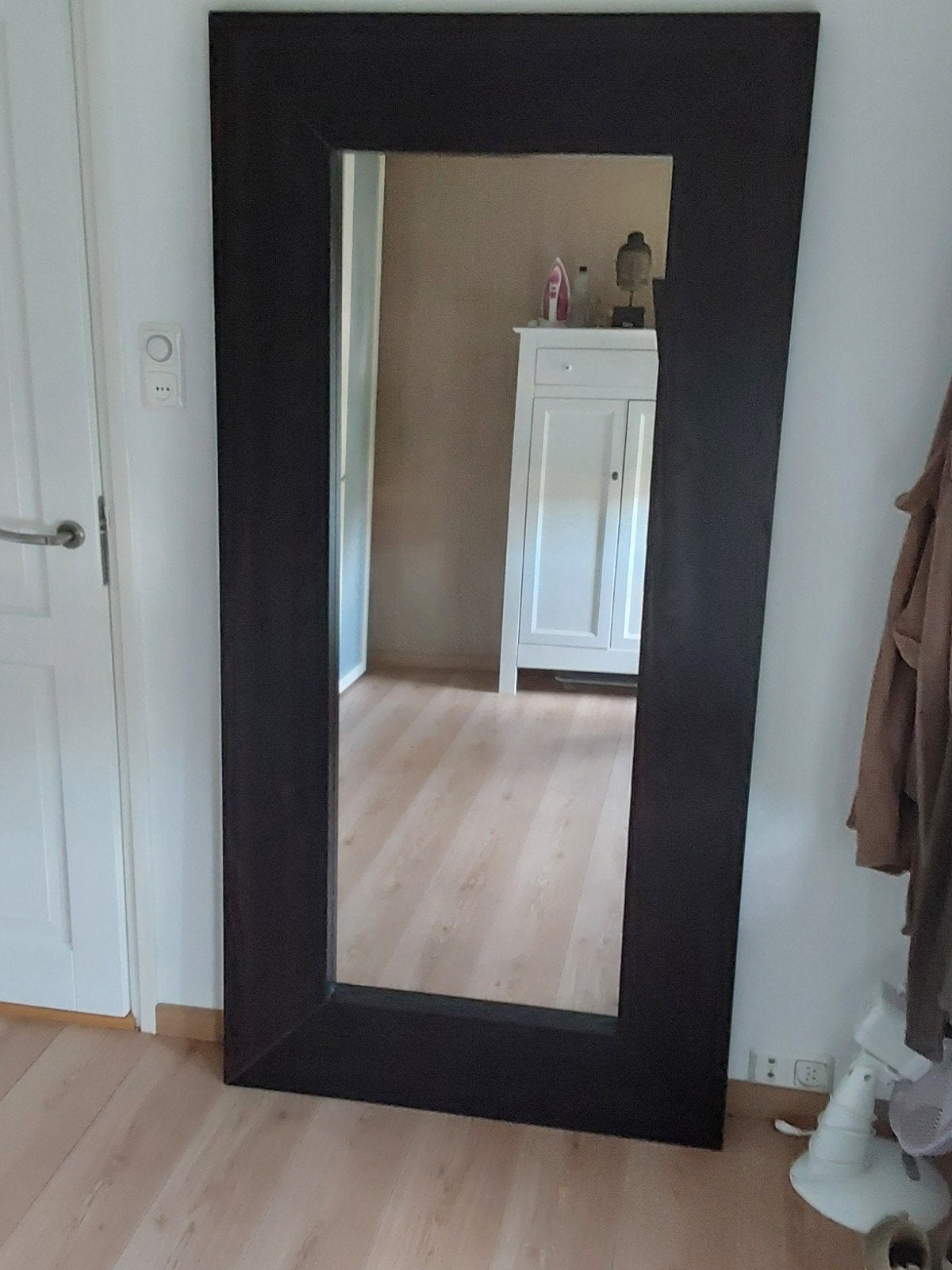 Grote staande spiegel met donkerbruin houten frame, Huis en Inrichting, Woonaccessoires | Spiegels, Ophalen, Gebruikt, 75 tot 100 cm