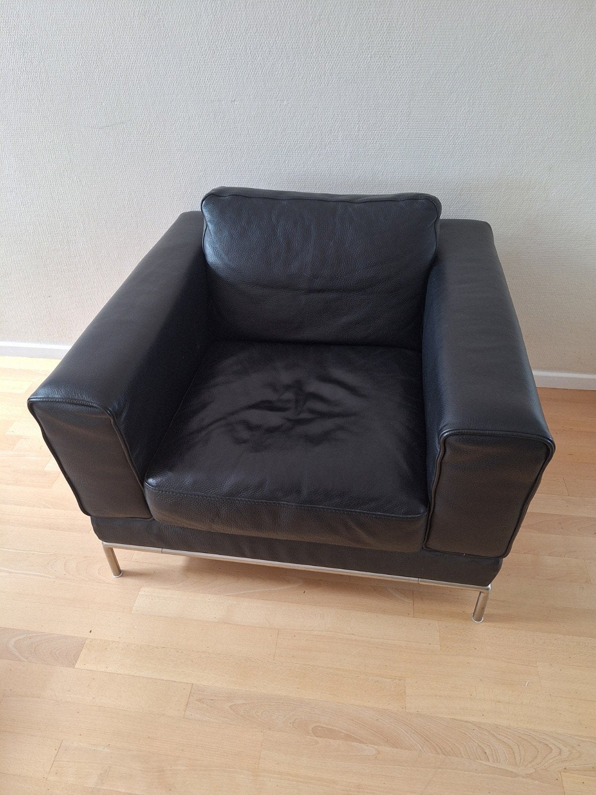 IKEA Zwarte leren fauteuil met metalen onderstel, Huis en Inrichting, Ophalen, Gebruikt, 75 tot 100 cm, 75 tot 100 cm
