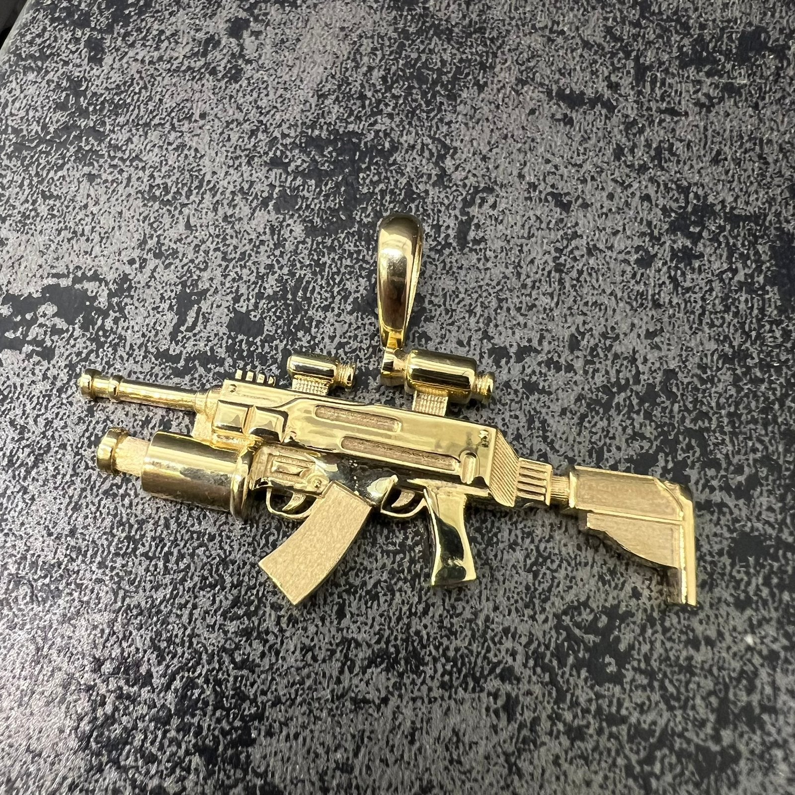 14 karaat gouden hanger pistool geweer kettinghanger, Ophalen of Verzenden, Zo goed als nieuw, Goud, Kruis of Symbool