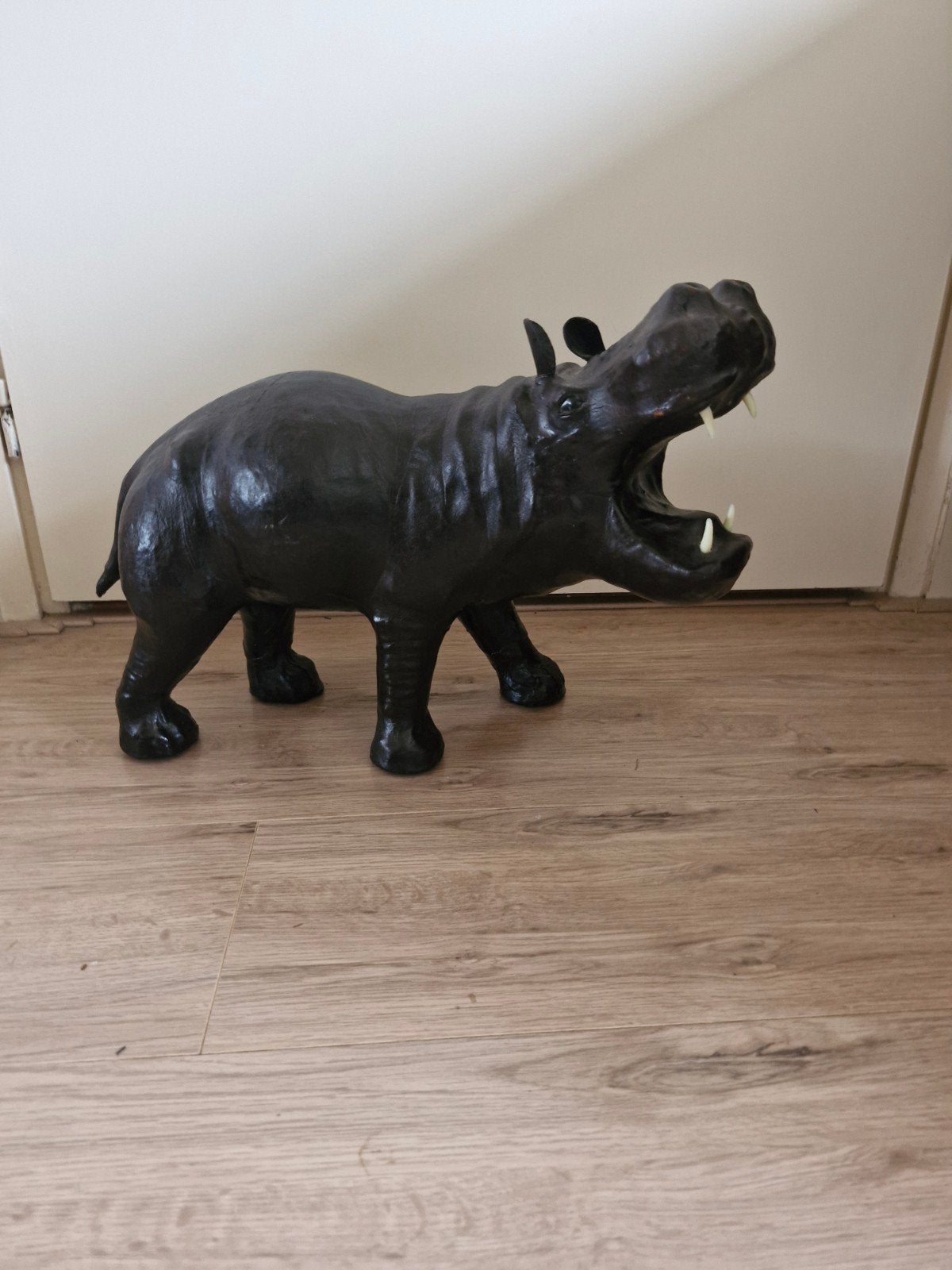 Mooie natuurgetrouwe sculptuur van een leren nijlpaard, Ophalen of Verzenden, Zo goed als nieuw, Beeldje of Figuurtje