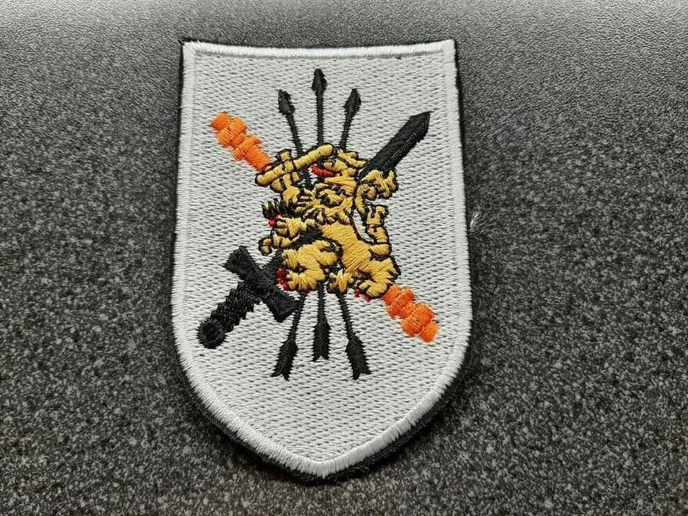 Indelingsembleem  -  DPKL  -   85 X 55mm., Verzamelen, Ophalen of Verzenden, Landmacht, Nederland, Embleem of Badge