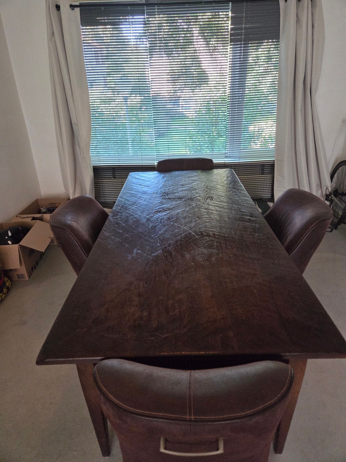 Grote eettafel met 4 bruine stoelen op wieltjes, Ophalen, Gebruikt, 50 tot 100 cm, 150 tot 200 cm