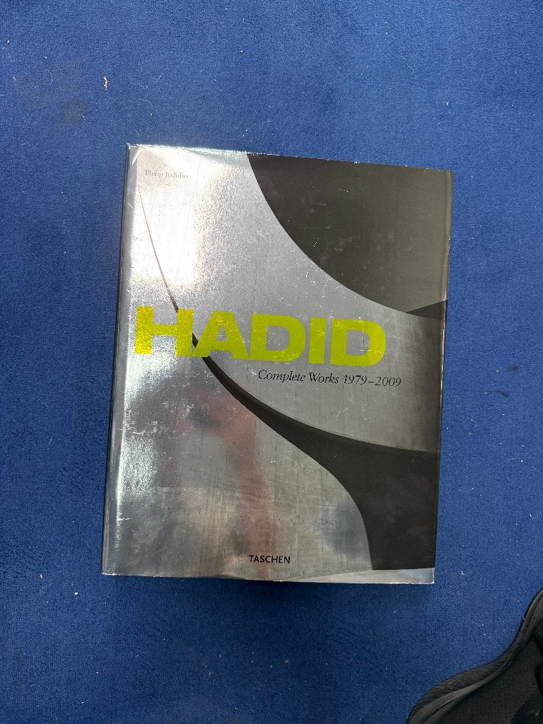 Zaha Hadid foto op Aluminium. Kwam bij Taschen boek ZH, Ophalen, Zo goed als nieuw, Fotografen