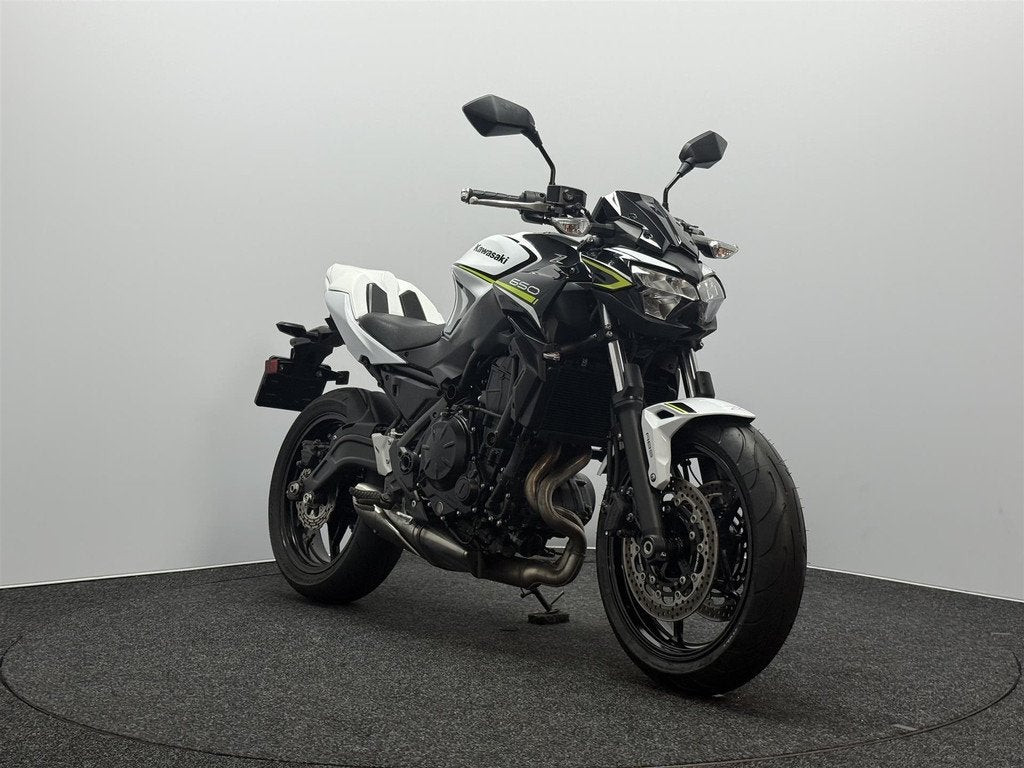 Kawasaki Z650 ABS, Motoren, Motoren | Kawasaki, LED Verlichting, 649 cc, Bedrijf, 12 t/m 35 kW