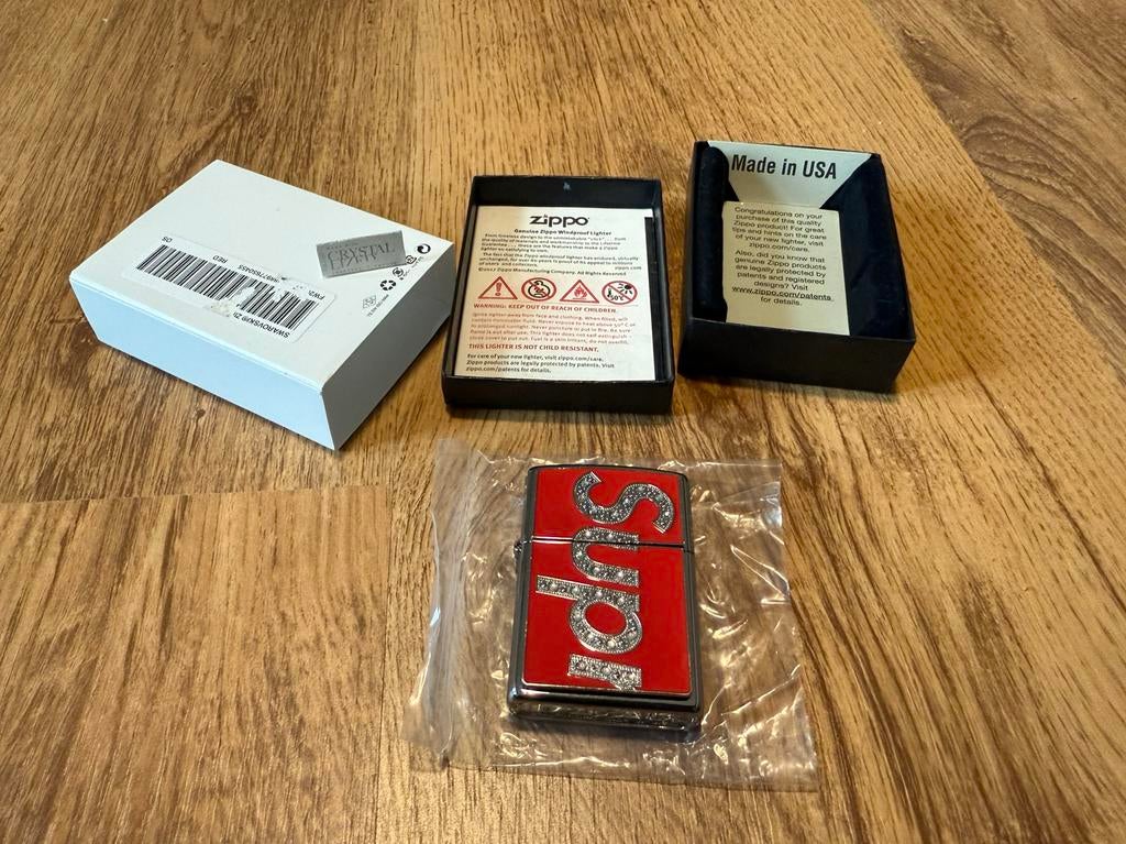 Supreme Zippo FW20 Swarovski - Nieuw in doos, Verzamelen, Rookartikelen, Aanstekers en Luciferdoosjes, Ophalen of Verzenden, Nieuw