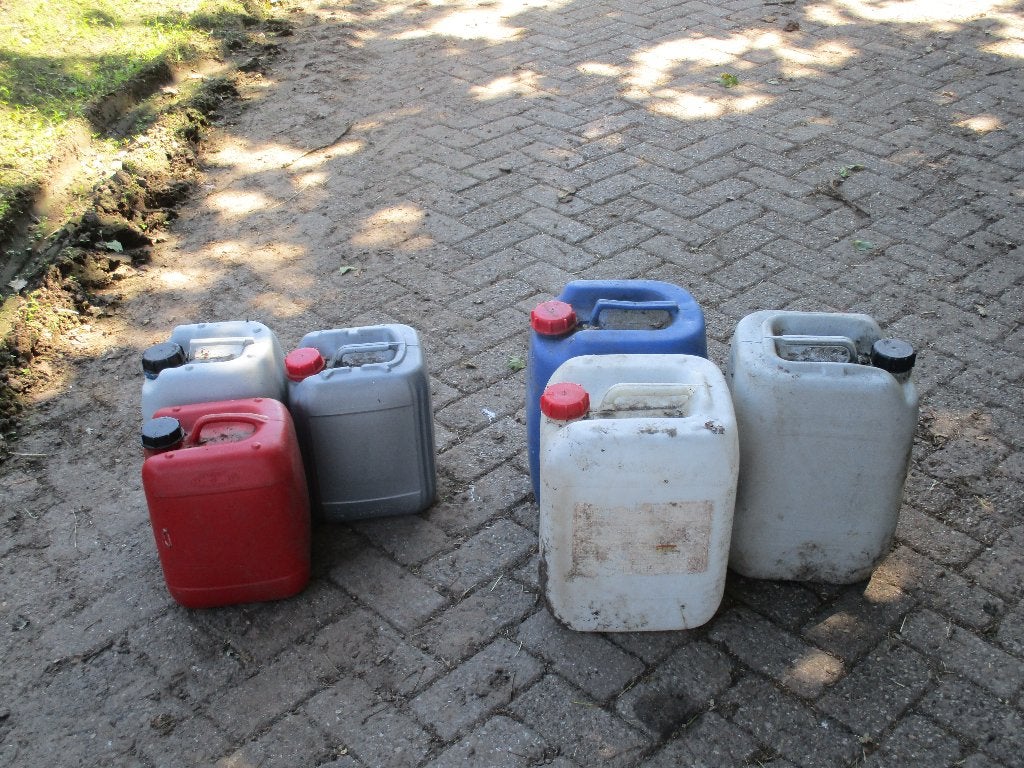 Jerrycans, Ophalen, Gebruikt