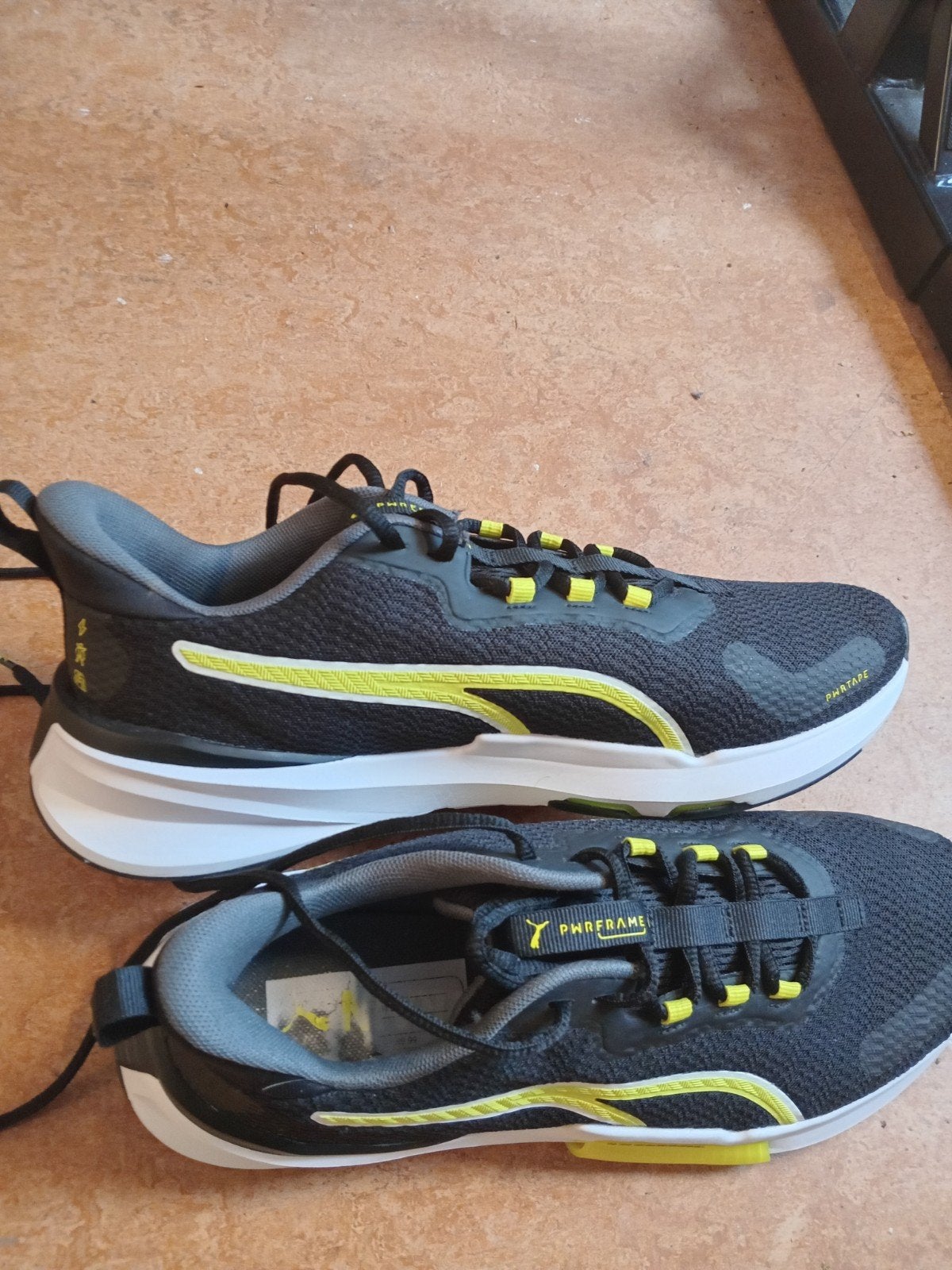 Puma PWRFRAME hardloopschoenen - Zwart/Geel, Kleding | Heren, Ophalen of Verzenden, Zo goed als nieuw, Zwart, Sportschoenen