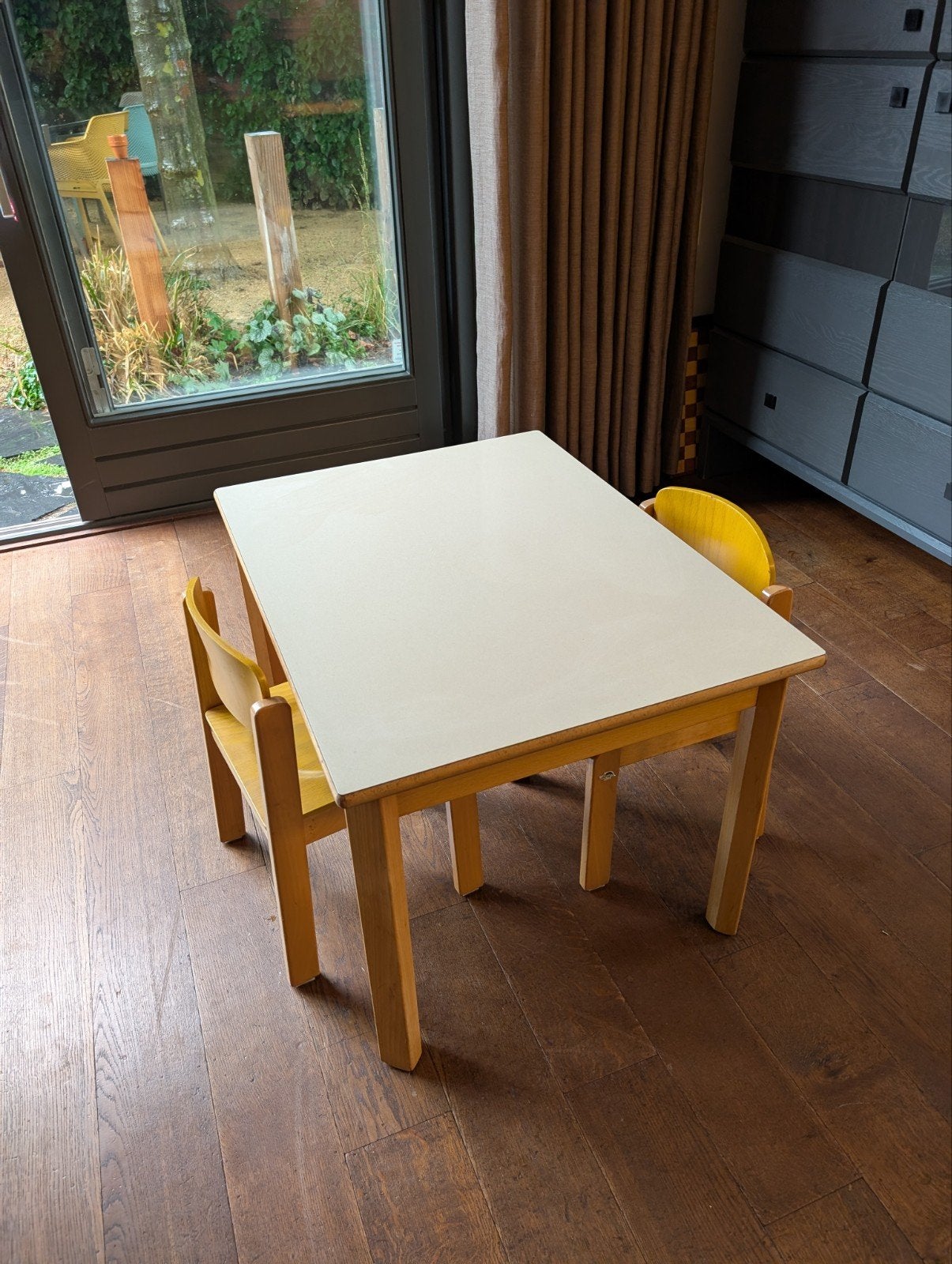 Kindertafel met 2 stoeltjes van duurzaam hout, Kinderen en Baby's, Ophalen, Zo goed als nieuw, Tafel(s) en Stoel(en)
