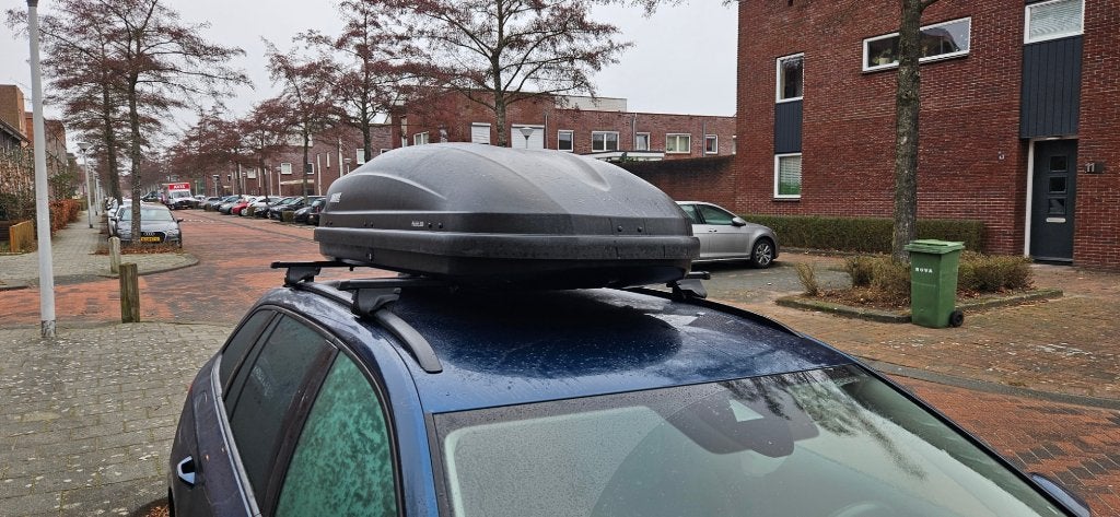 Te huur: Thule dakkofferset (410L) incl. universele dragers, Auto diversen, Ophalen, Gebruikt