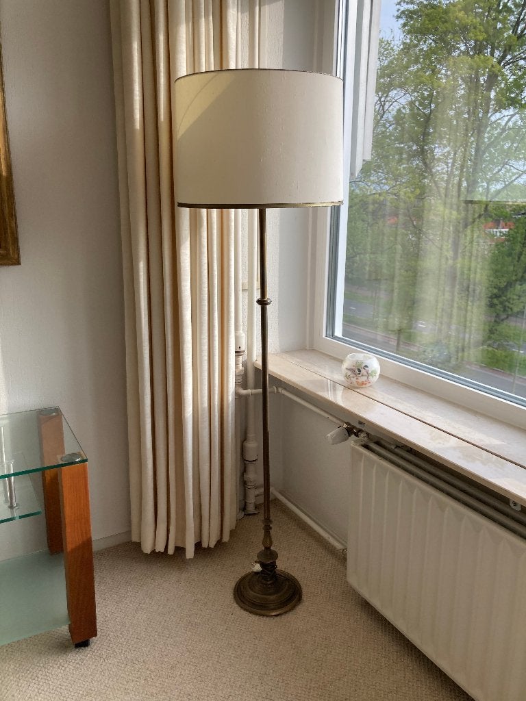 Klassiek antiek messing vloerlamp met ronde witte lampenkap, Ophalen, Klassiek, E27 (groot), Zo goed als nieuw