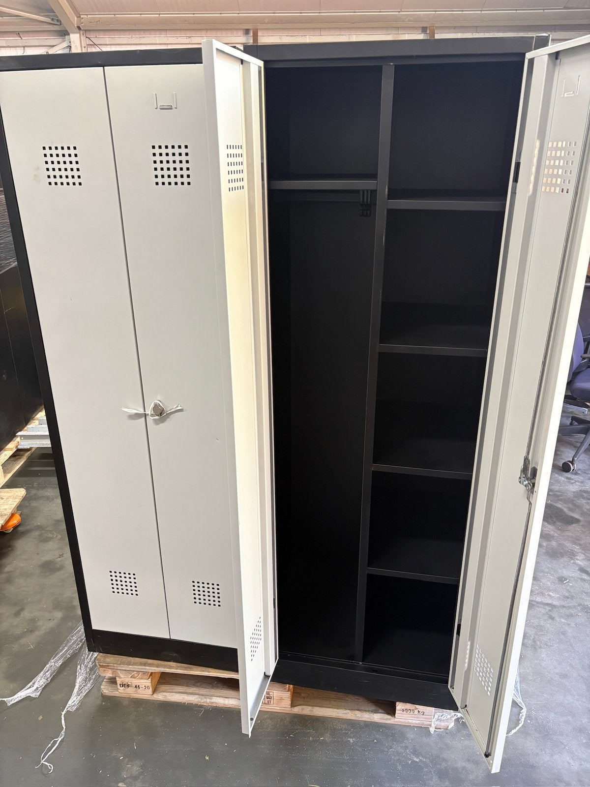 Metalen garderobekast / locker met hang- en legruimte, Ophalen, Zo goed als nieuw