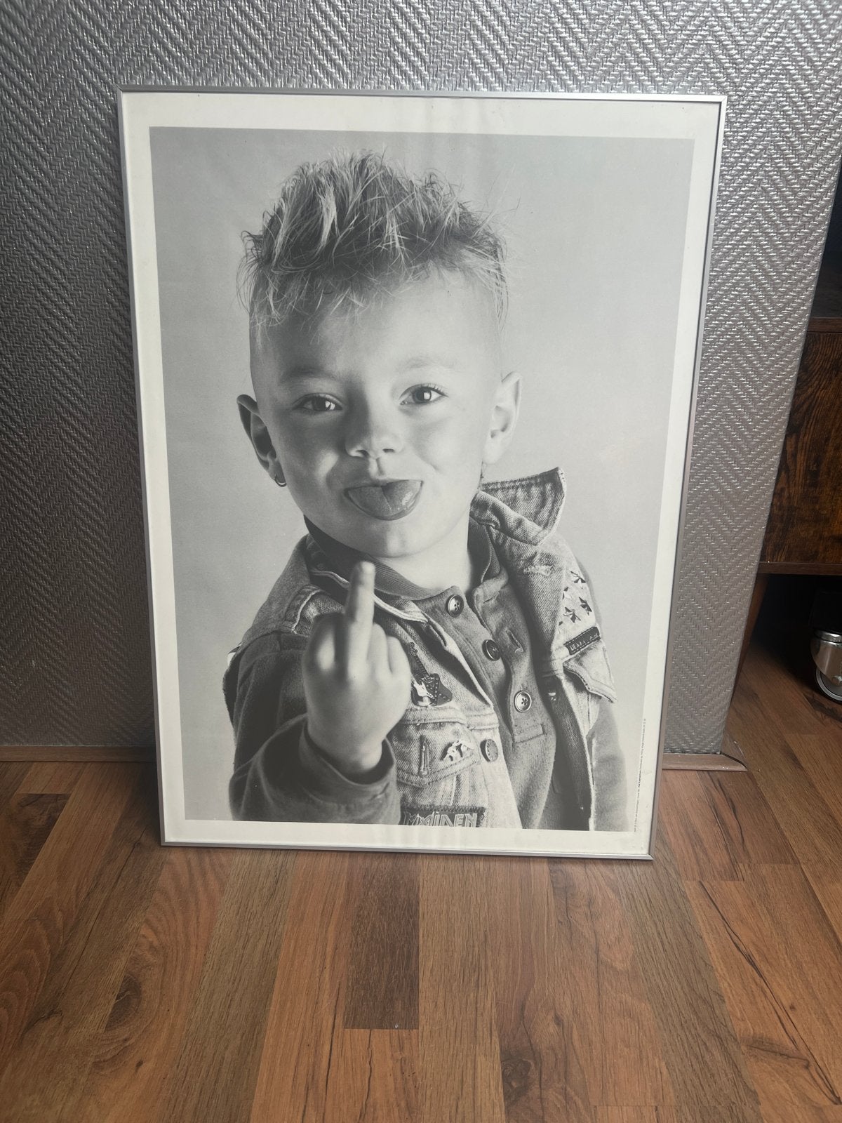 Grappige ingelijste foto van kind met opgestoken middelvinge, Ophalen, 50 – 75, Gebruikt, Oorspronkelijke maker