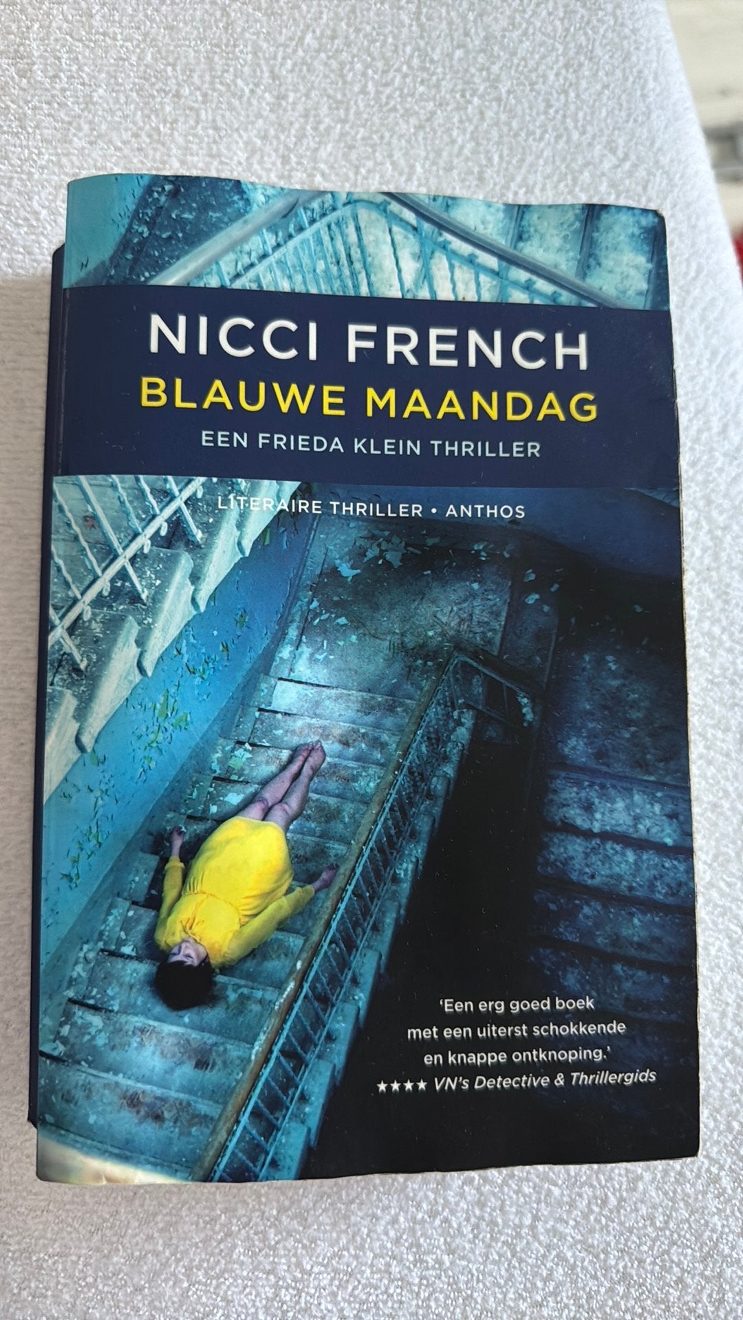 Blauwe maandag van Nicci French, Ophalen of Verzenden, Zo goed als nieuw