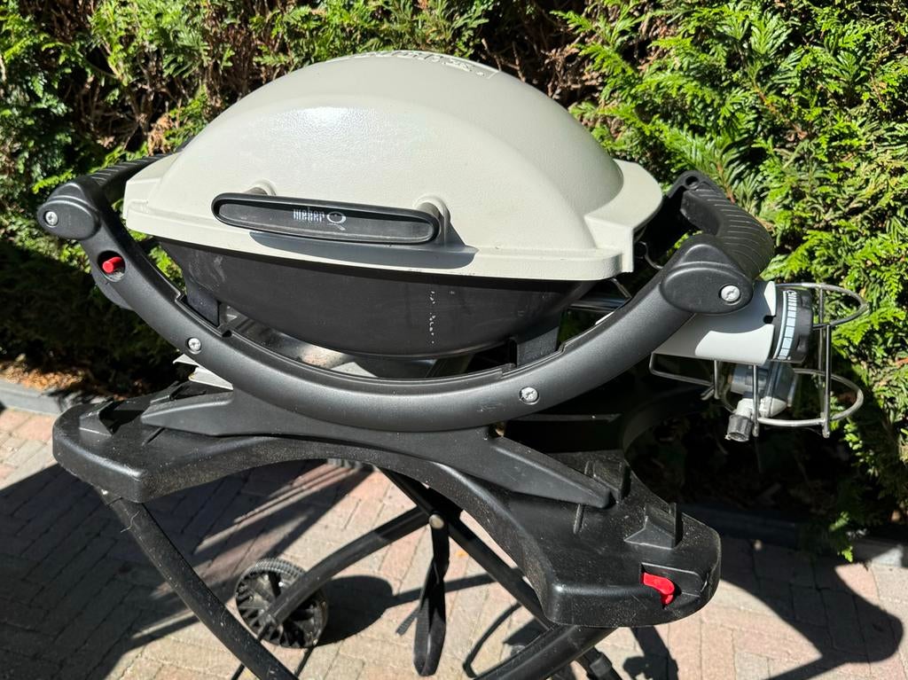 Weber Q2000 gasbarbecue met onderstel en hoes, Tuin en Terras, Gasbarbecues, Ophalen, Gebruikt