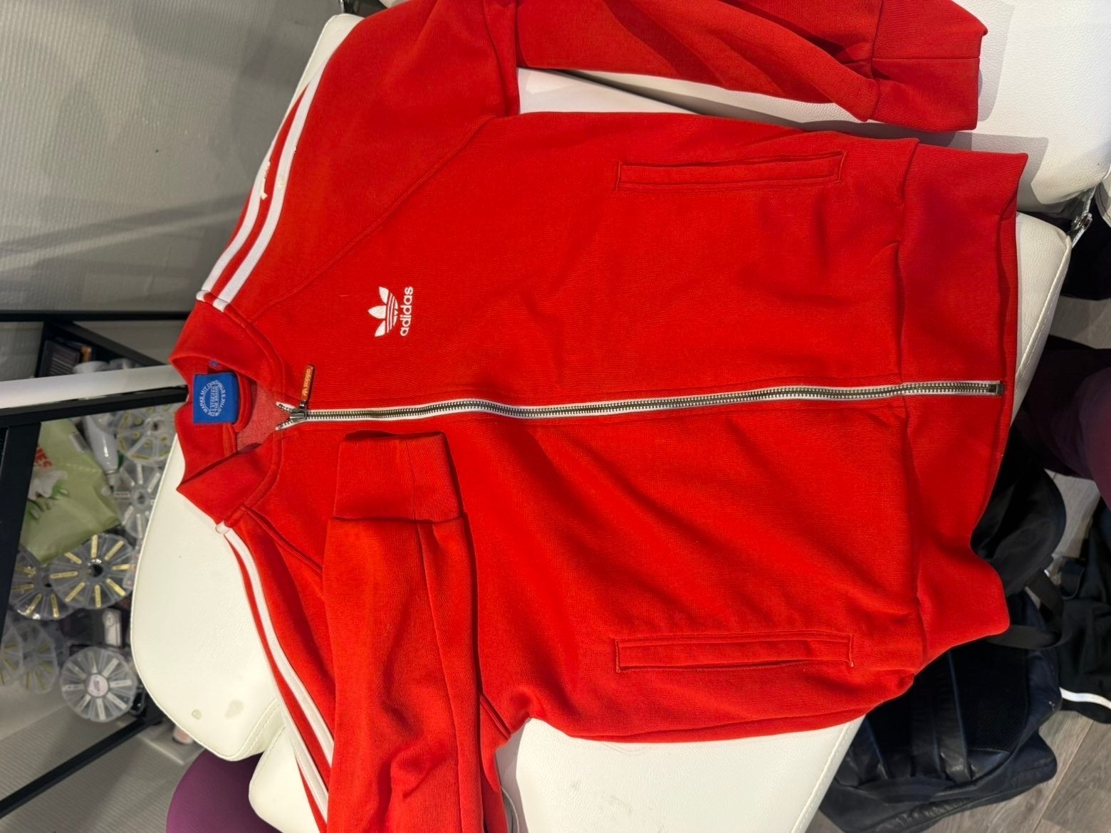 Adidas vest rood met witte strepen, Kleding | Dames, Truien en Vesten, Ophalen of Verzenden, Zo goed als nieuw, Maat 36 (S), Rood