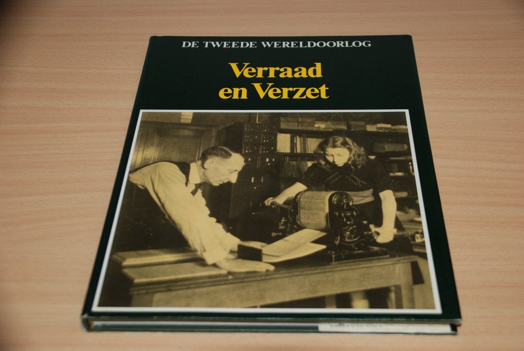 Verraad en verzet.                       Groot lettertype., Ophalen of Verzenden, 20e eeuw of later, Gelezen, Van den Hoek