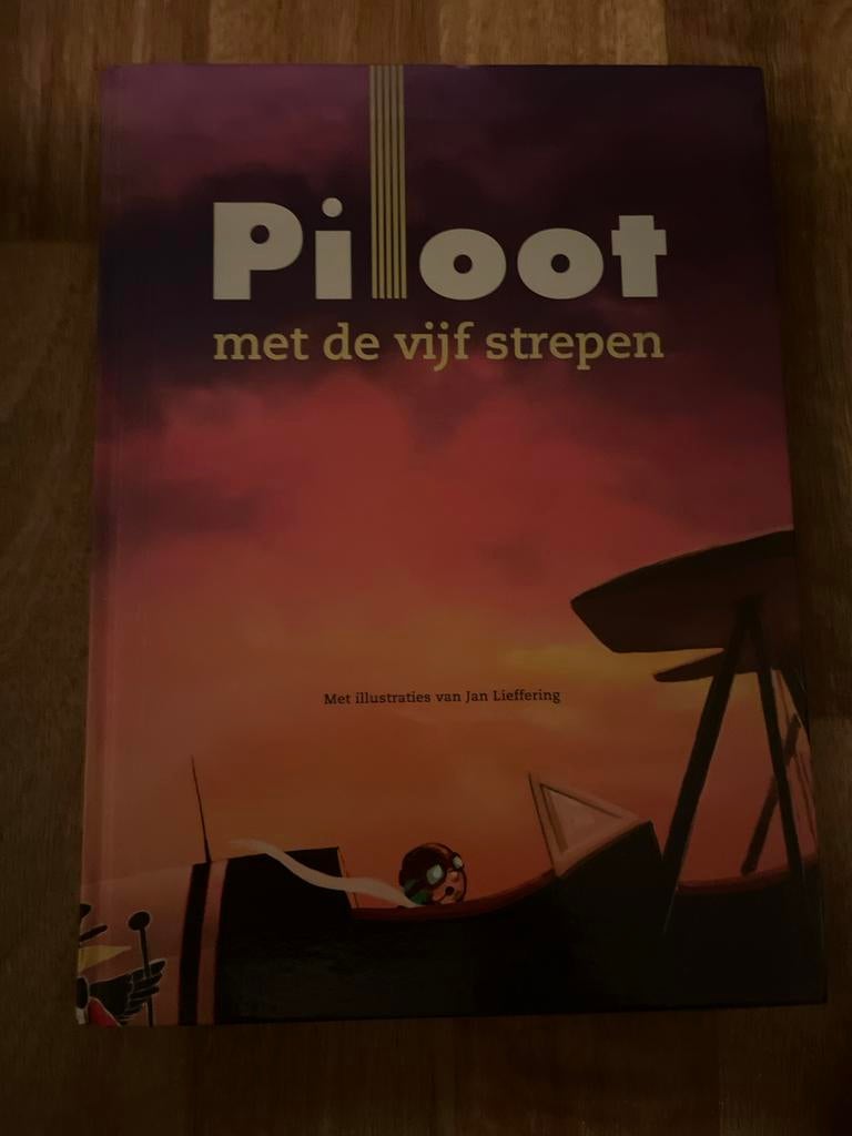 Piloot met de vijf strepen - Kinderboek over luchtvaart, Ophalen of Verzenden, Zo goed als nieuw, Fictie algemeen