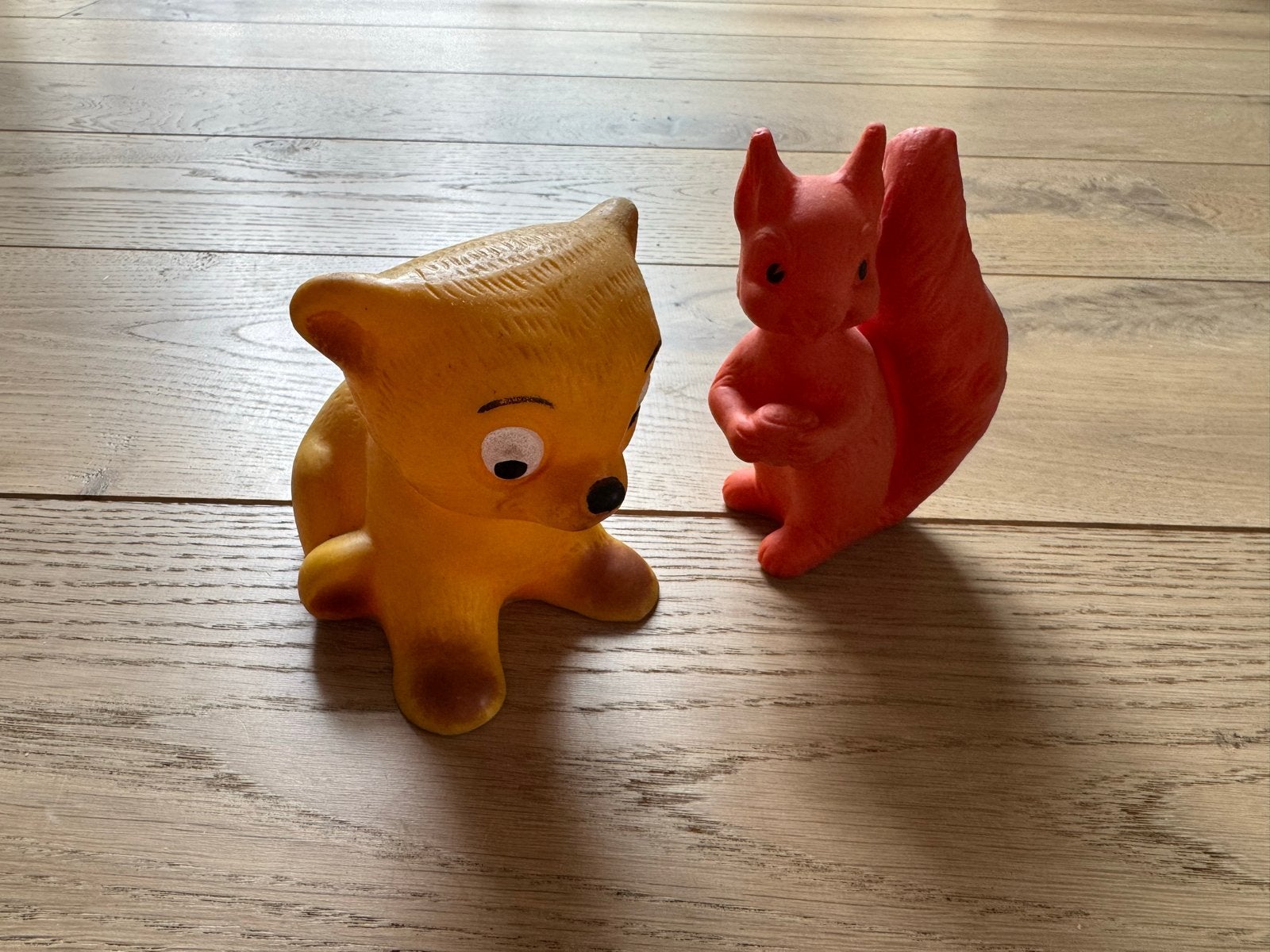 Vintage rubberen piepbeestjes: beer en eekhoorn, Ophalen of Verzenden, Gebruikt, Jongen of Meisje