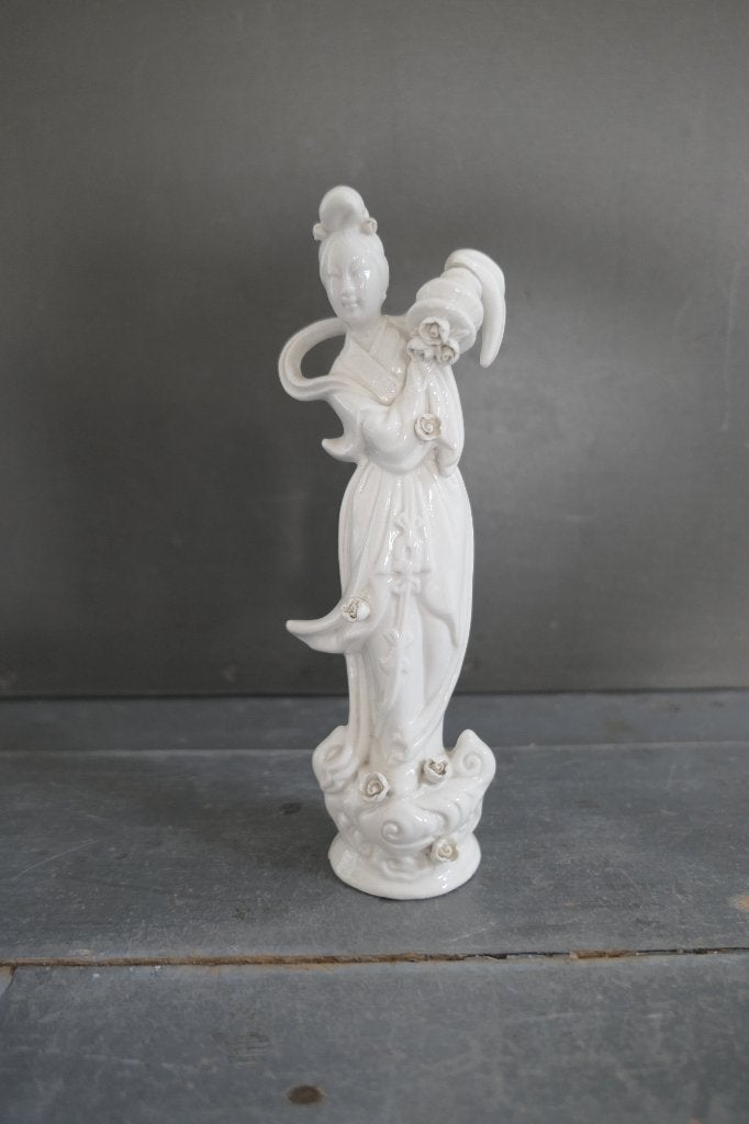 Antiek Guanyin beeld wit porselein met lotus bloemen, Verzenden, 20 - 50 cm, Beeld, Vogel