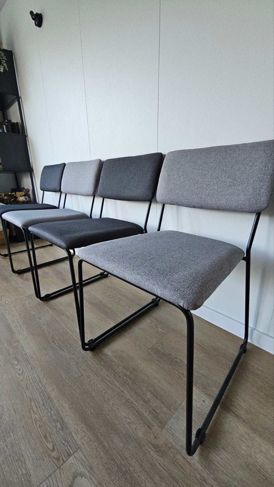 Set van 4 Leen Bakker Izeda eetkamerstoelen - Grijs, Ophalen, Zo goed als nieuw, Vier, Modern