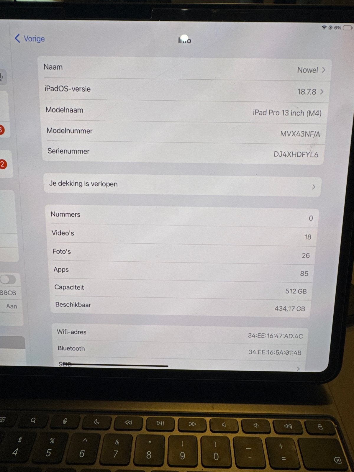 Foto 2 van Apple iPad Pro 13 inch (M4) 512GB Zwart met Magic Keyboard