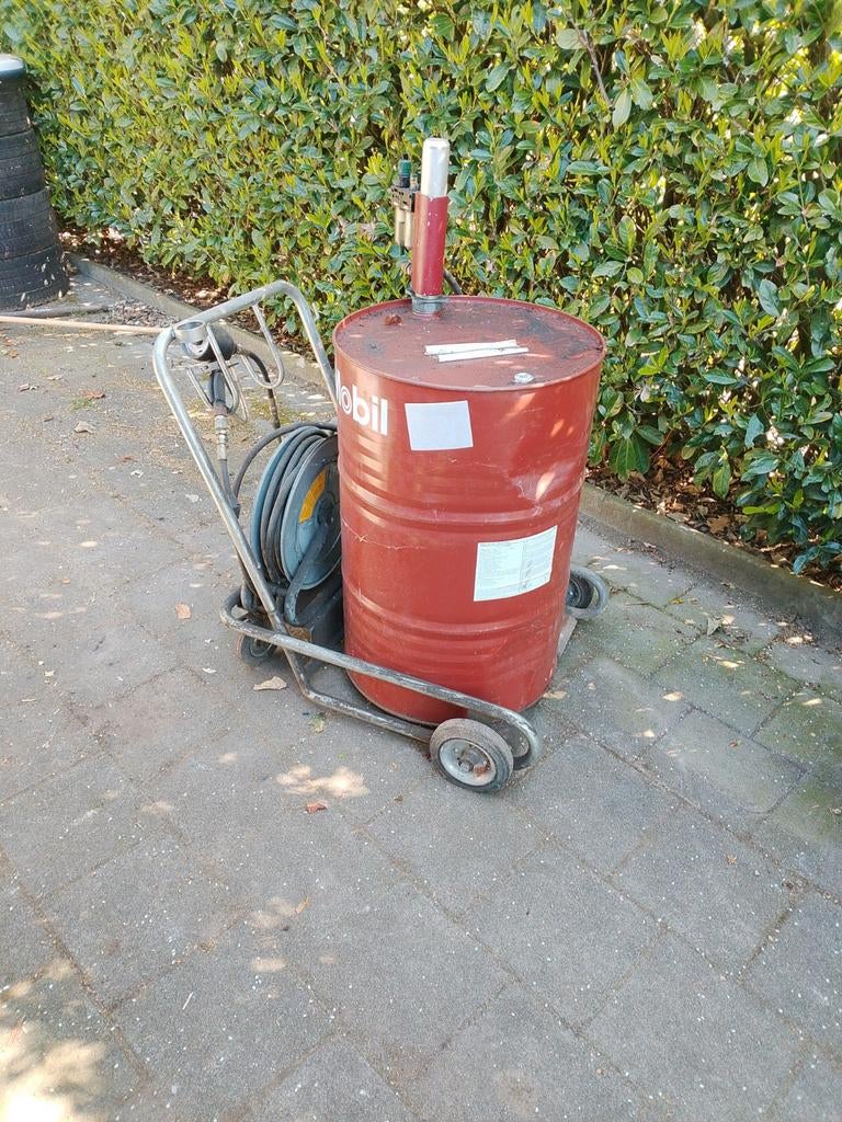 olie vat met Trolley en nederman haspel, Ophalen