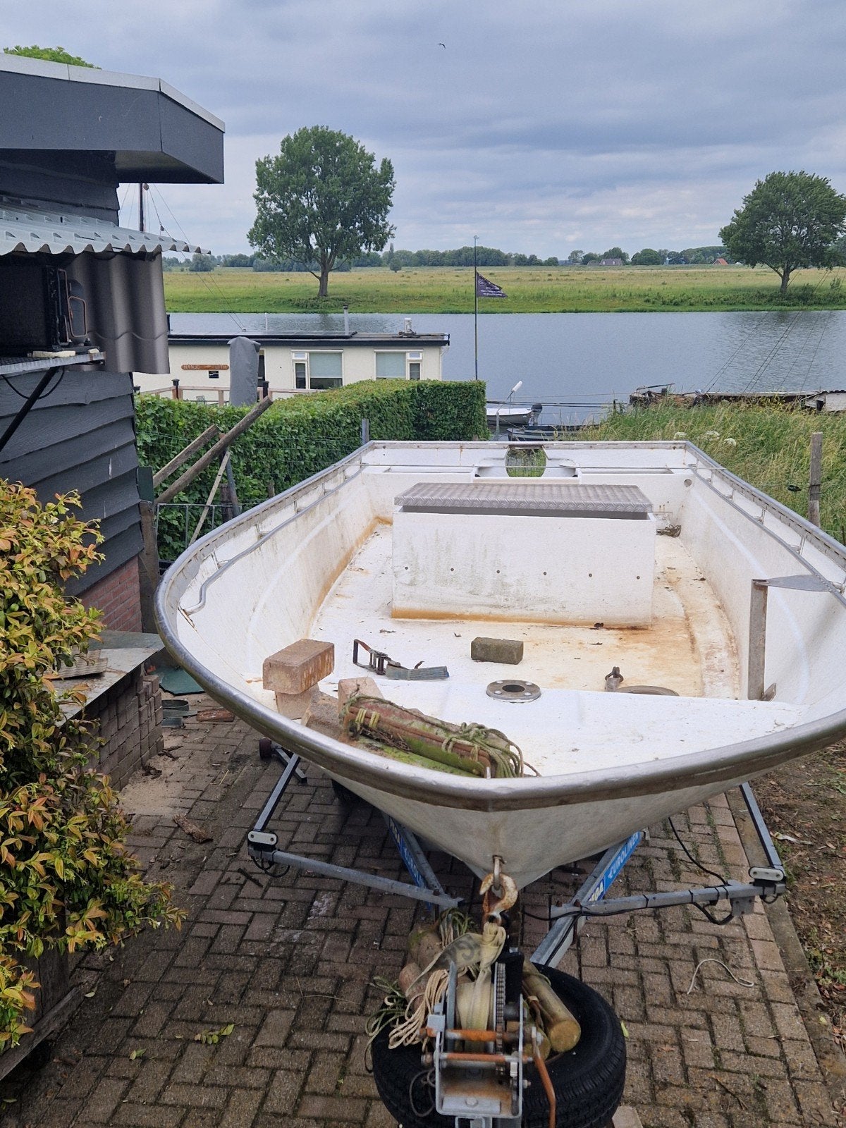 Te koop: Robuuste polyester visboot met visbun, Ophalen, Buitenboordmotor, Trailer, Polyester