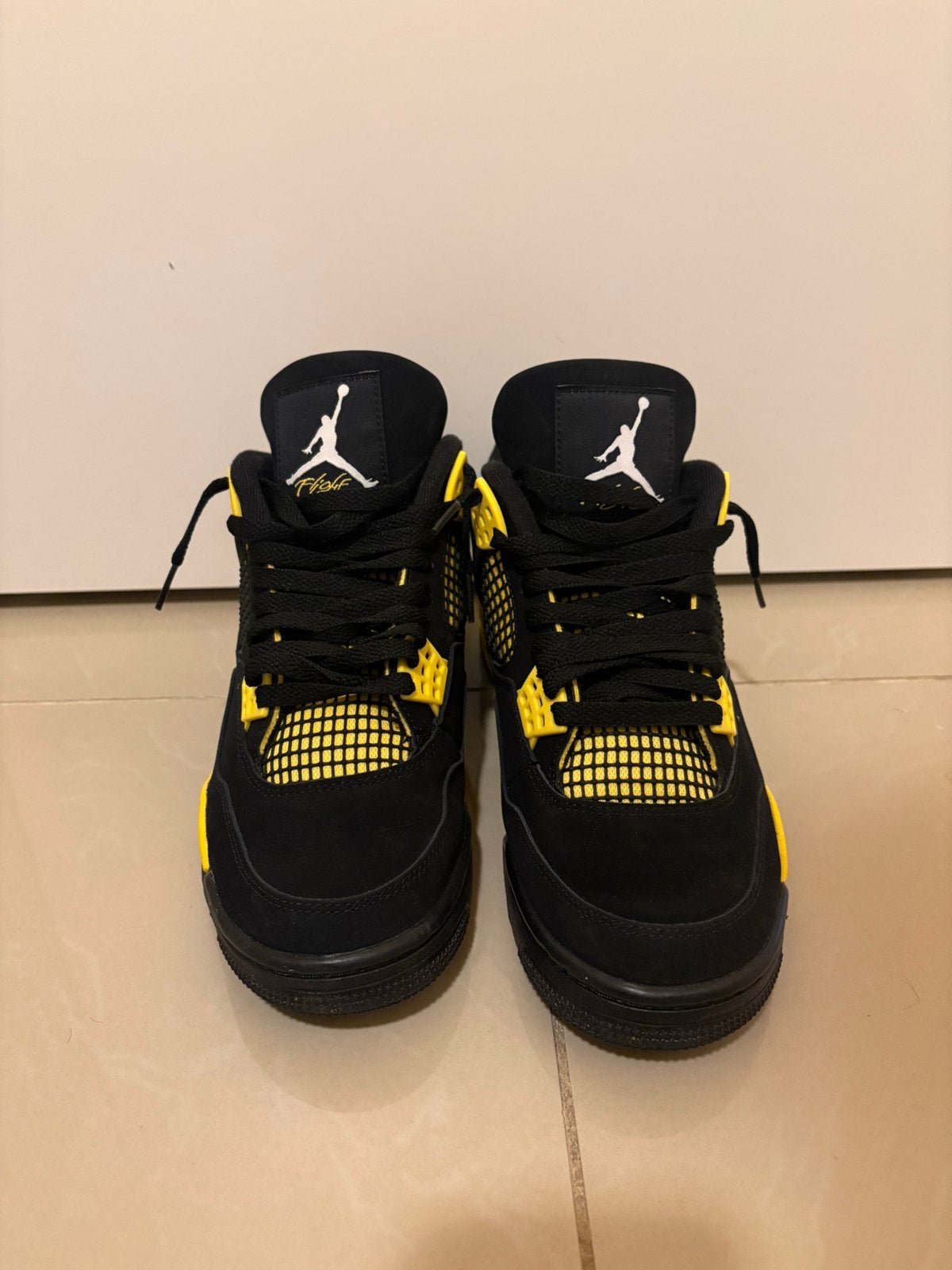 Jordan 4 Retro Thunder (2023) - Zwart/Geel Sneakers, Ophalen, Nieuw, Zwart, Sneakers of Gympen