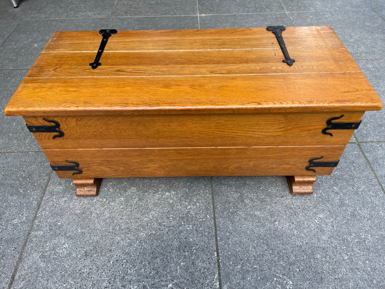 Houten deken kist met metalen beslag en blokpoten, Ophalen, Minder dan 50 cm, Gebruikt, 50 tot 100 cm