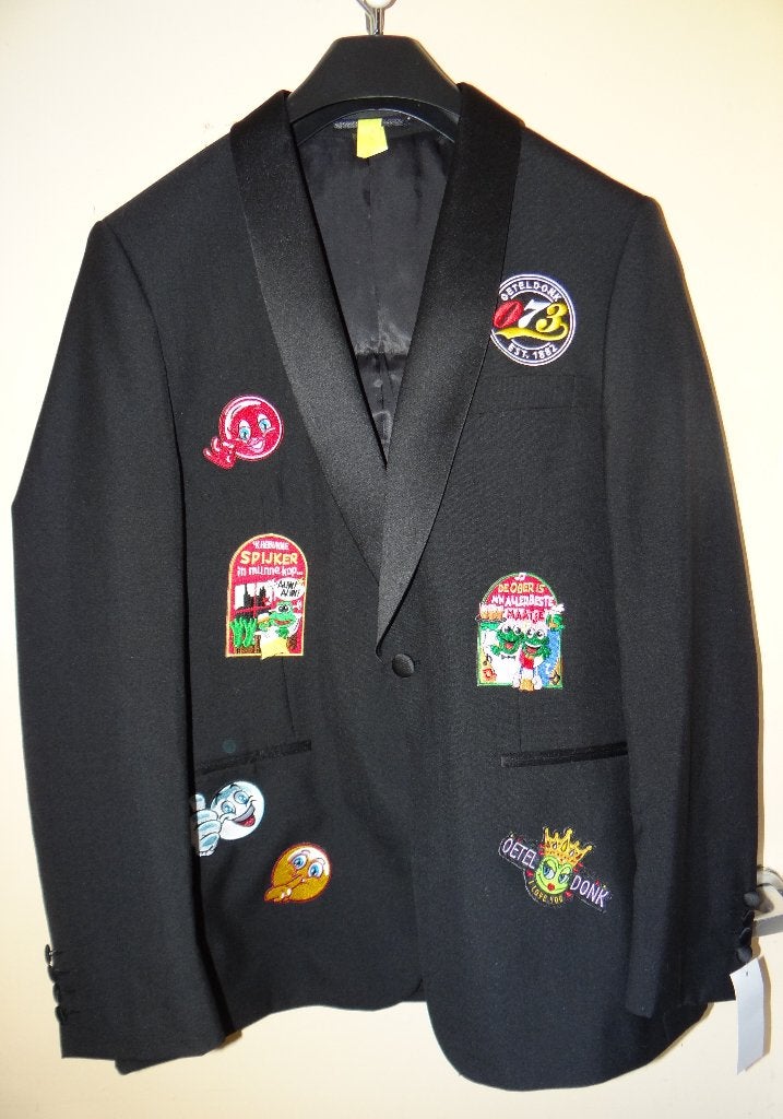 Leuk zwart OETELDONK/DEN BOSCH jas met emblemen (23), Carnaval, Maat 48/50 (M), Nieuw, Ophalen of Verzenden