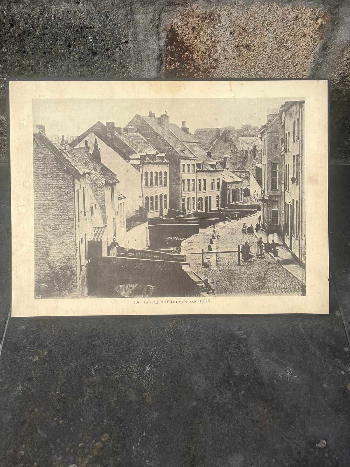Wandbord Kleine Looierstraat in Maastricht rond 1890, 1800 - 1899, Stadsgezicht, 47 cm, Ophalen of Verzenden