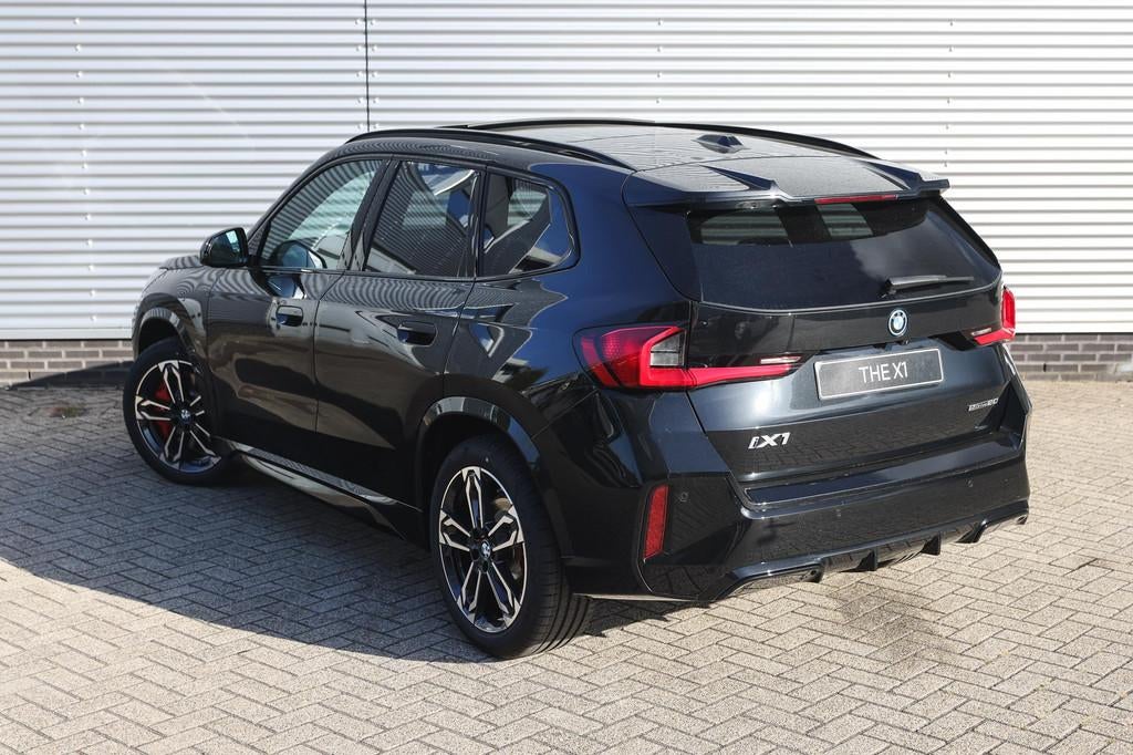 BMW iX1 eDrive20 M Sport / Panoramadak / Sportstoelen / Adap, Zwart, Zwart, Leder, Nieuw