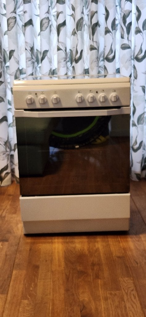 Indesit Keramisch Fornuis – 4 Kookzones met Oven, Witgoed en Apparatuur, Fornuizen, Ophalen, Warmhoudplaat, 60 cm of meer, Keramisch