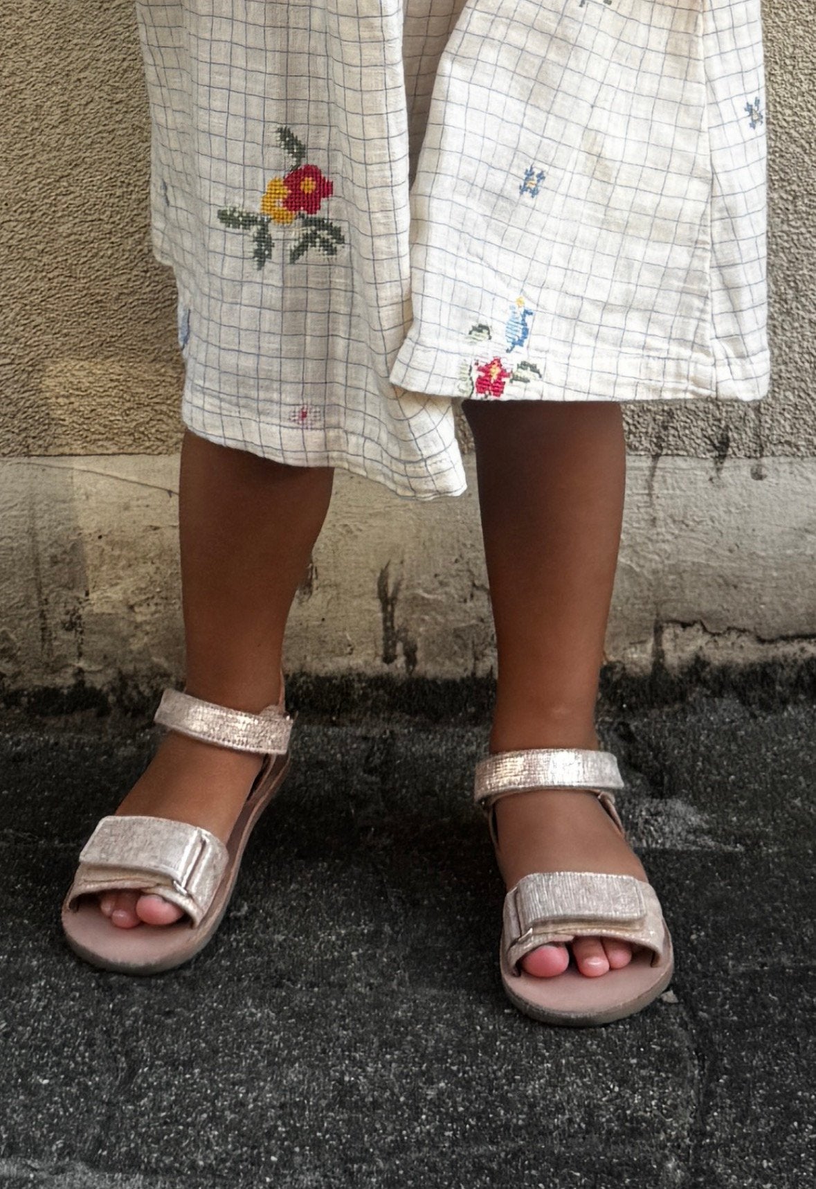 Develab sandalen maat 26 past 27 metallic goud rose schoenen, Meisje, Schoenen, Ophalen of Verzenden, Zo goed als nieuw