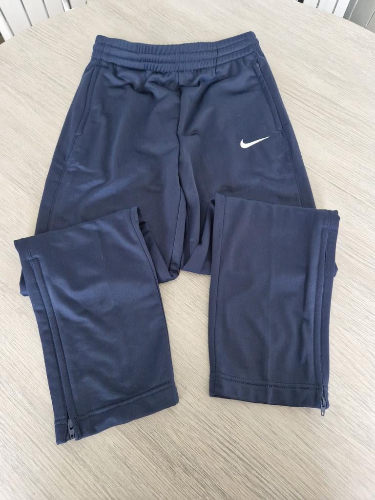 Joggingbroek nike 128 nieuw, Broek, Nieuw, Ophalen of Verzenden, Nike