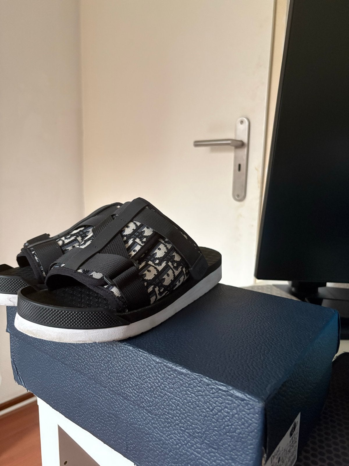 Dior Sandalen - Stijlvolle en Comfortabele Slides, Kleding | Heren, Schoenen, Ophalen of Verzenden, Gedragen, Zwart