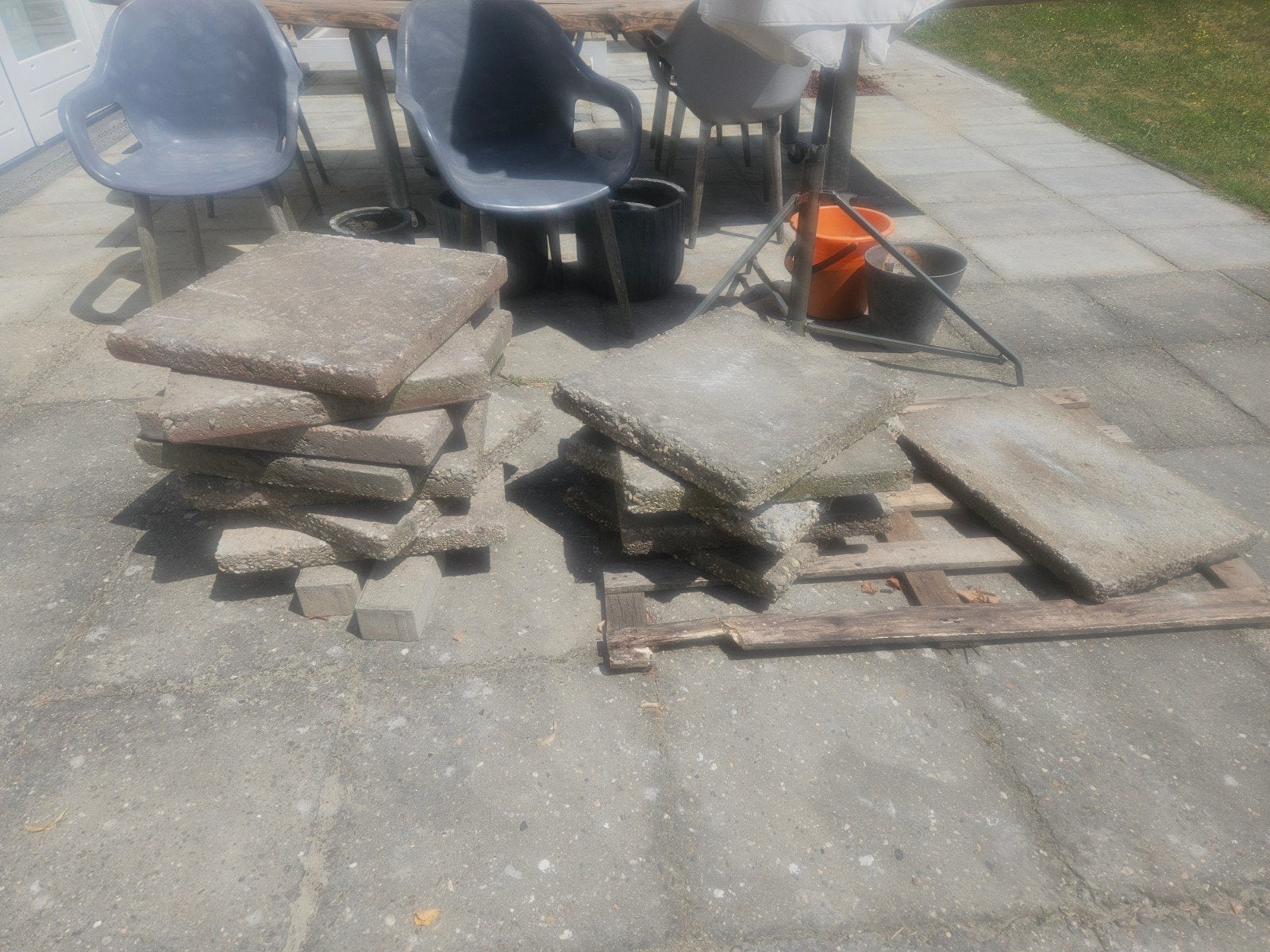 Gratis grindtegels en opsluitbandjes, Tuin en Terras, Tegels en Klinkers, Ophalen, Gebruikt, 5 tot 10 m², Beton