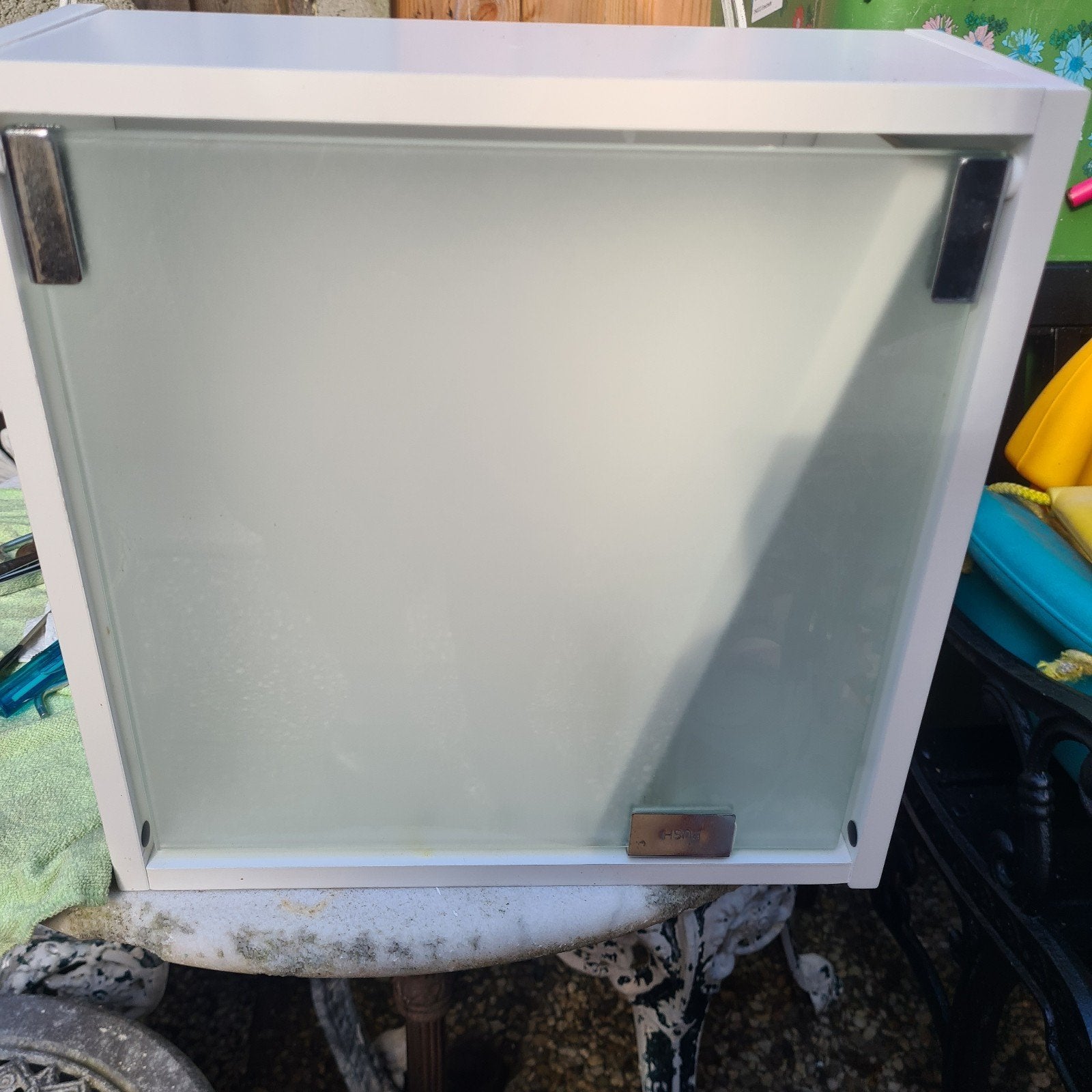 Witte metalen medicijnen kastje met glazen deur - 30x30x13cm, Ophalen of Verzenden, Gebruikt