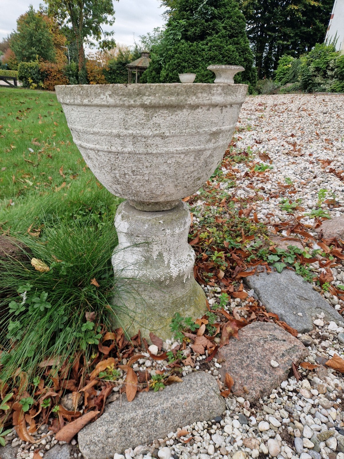 Grote stenen bloempot op voet - Klassieke urn, Tuin en Terras, Ophalen, Steen, Gebruikt, Rond