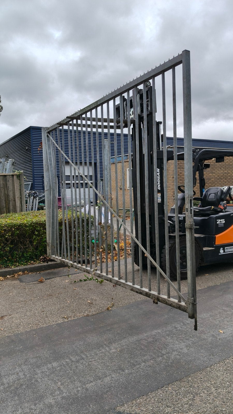 poort met schade 4 meter breed 2.4 hoog, Ophalen of Verzenden, Gebruikt, IJzer, Spijlenhekwerk