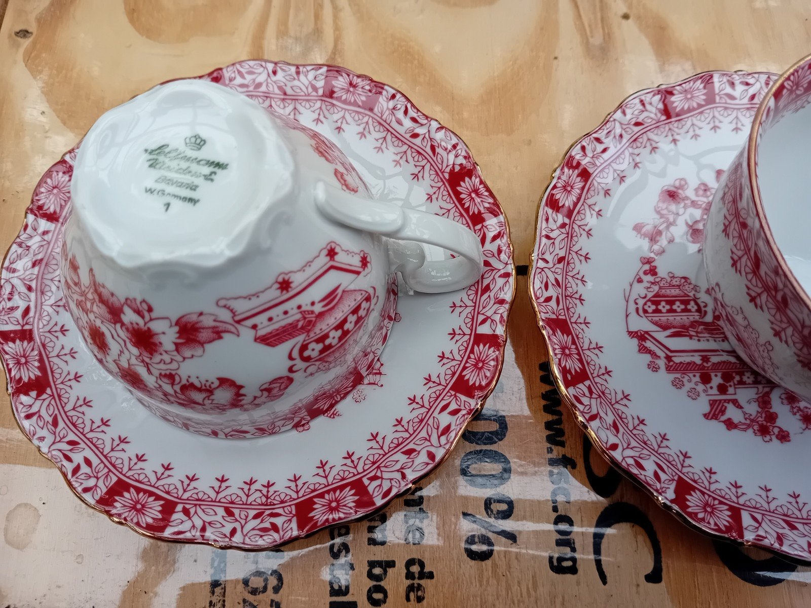 Set van 2 vintage kopjes en schotels, rood-wit decor, Ophalen