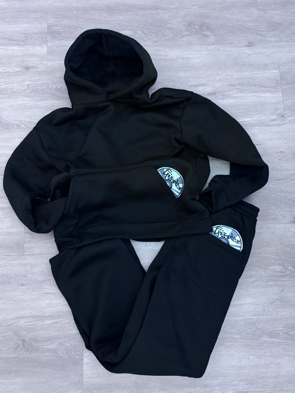 Y2K Tracksuit Maat L - Zwart met Uniek Logo, Ophalen, Maat 52/54 (L), Zwart, Nieuw