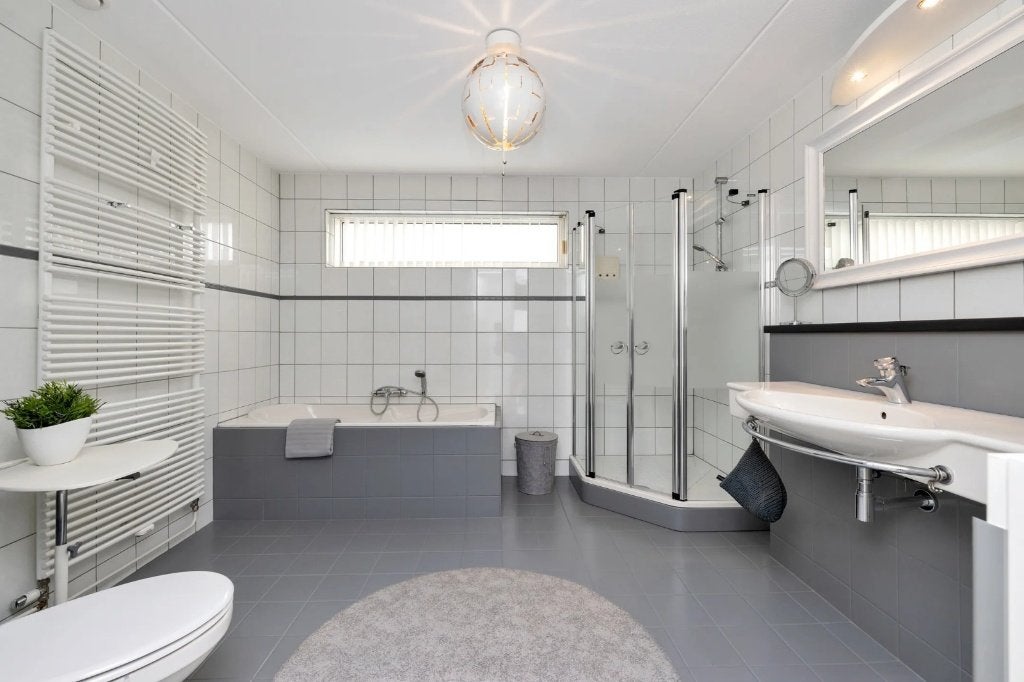 Complete badkamerinrichting met bad en douche, Ophalen, Gebruikt, Met douche