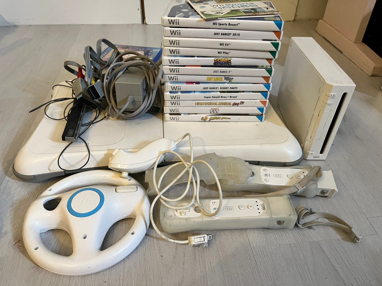 Wii met veel spellen, Ophalen, Zo goed als nieuw, Met 2 controllers, Met stuurtje