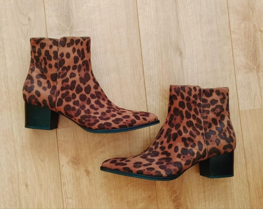 Hippe suède look laarsjes met panter print! (NIEUW!), Bruin, Lage of Enkellaarzen, Nieuw, Ophalen of Verzenden