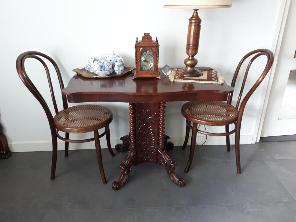 Tafel en stoelen, Ophalen, Zo goed als nieuw, 4 tot 6 stoelen