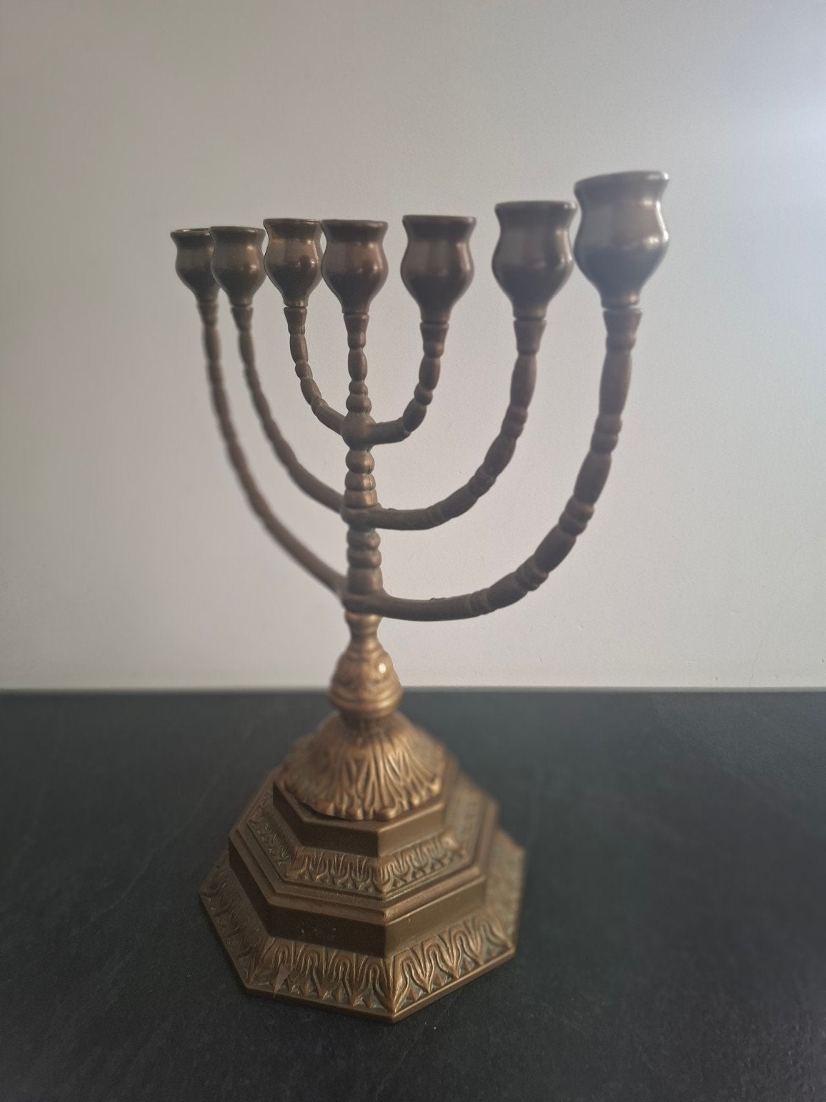 Enorme messing menora met fraai bewerkte voet, Antiek en Kunst, Ophalen of Verzenden, Koper of Brons