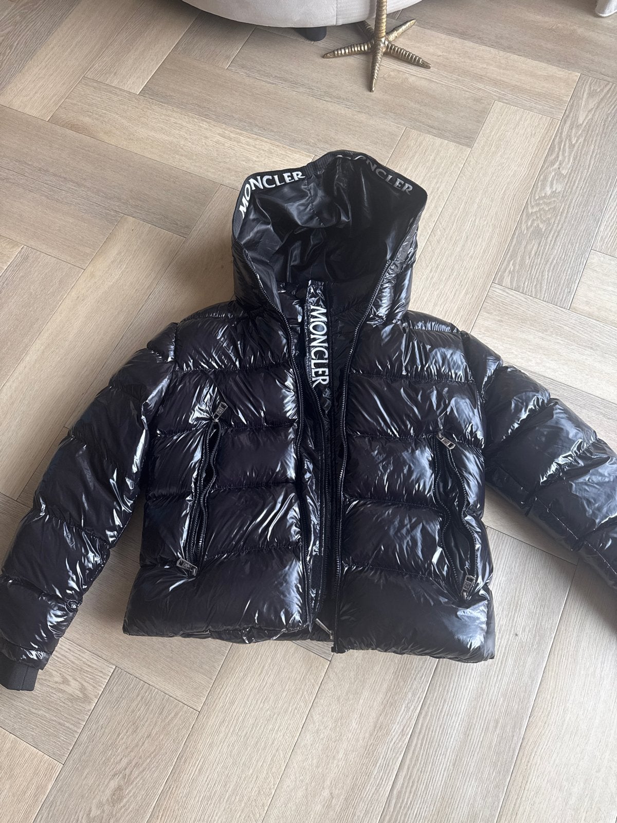 Imitatie Moncler lak jas met capuchon - Maat 5, Ophalen of Verzenden, Gedragen, Maat 46/48 (XL) of groter, Zwart