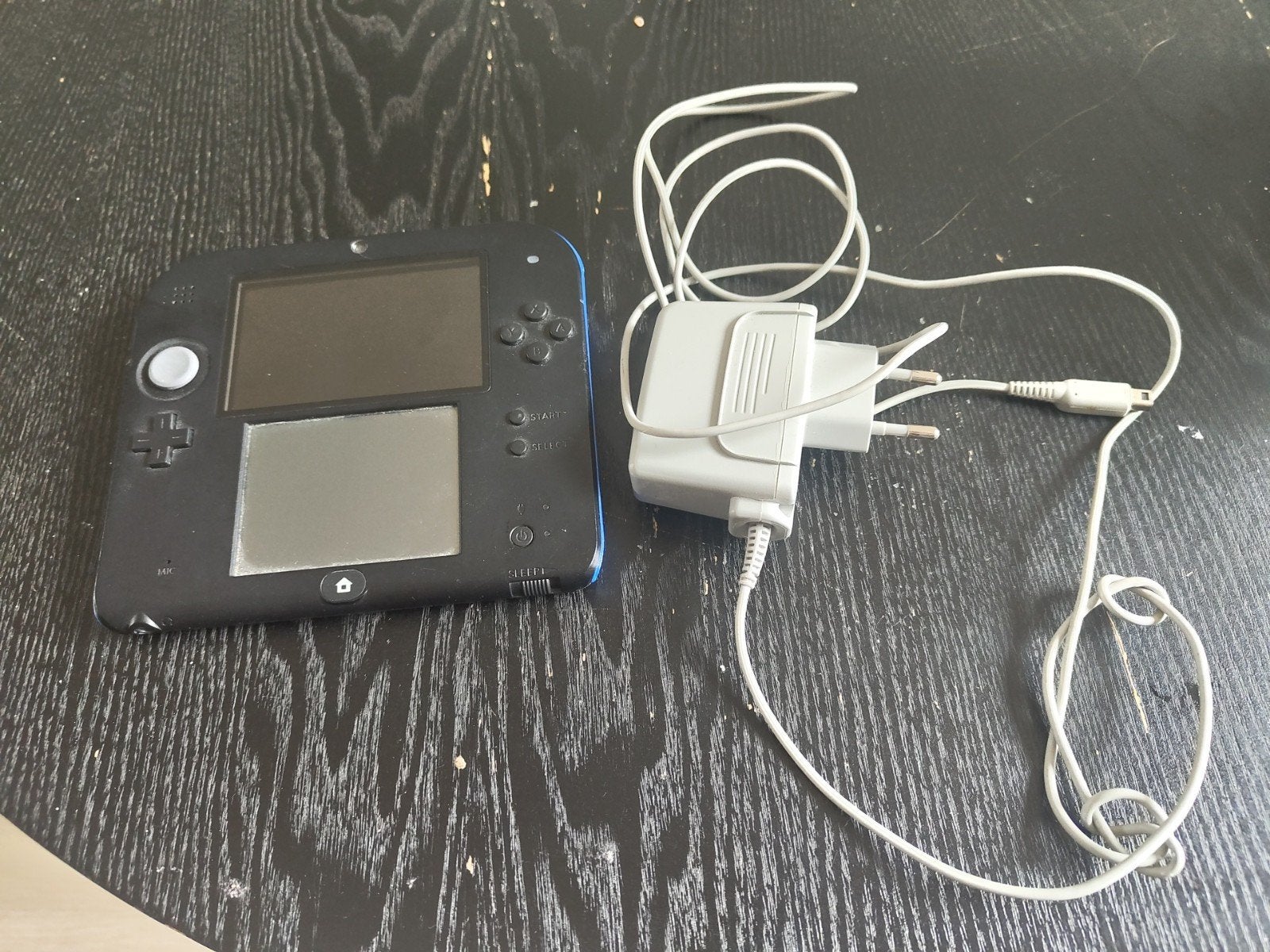 Nintendo 2DS Zwart/Blauw met oplader, Ophalen of Verzenden, Gebruikt, Zwart, 2DS