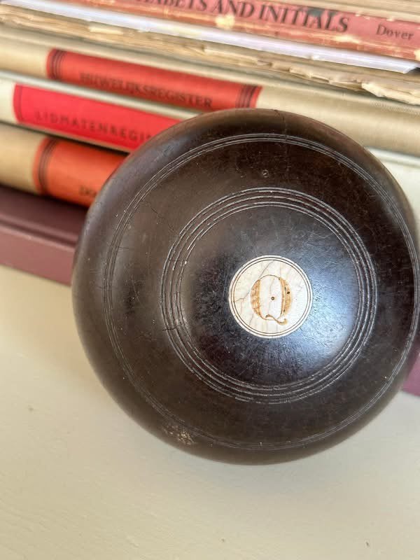 Antieke houten bowlingbal met de letter Q, doorsnee 12 cm., Ophalen of Verzenden